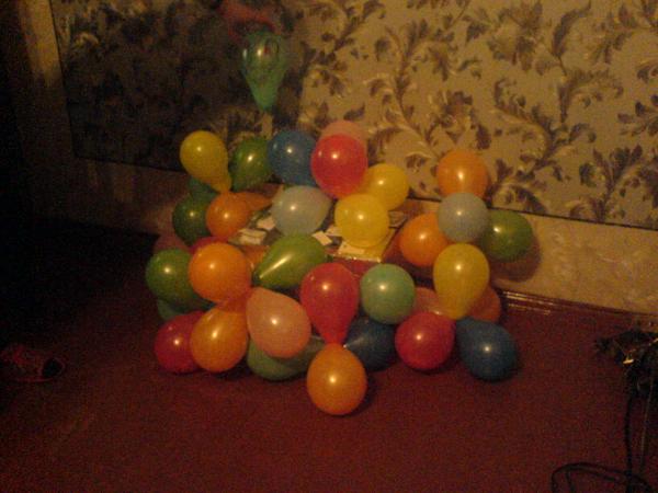 Мой подарок: коробка, в которой подарки, обклеенная записками любви. Шарики служат той же цели. В каждом шарике записки.
Перед Сашей стояла задача: лопнуть шарик, прочитать записку. За каждую записку поцелуй. Т.о. он добрался до своего подарка :)